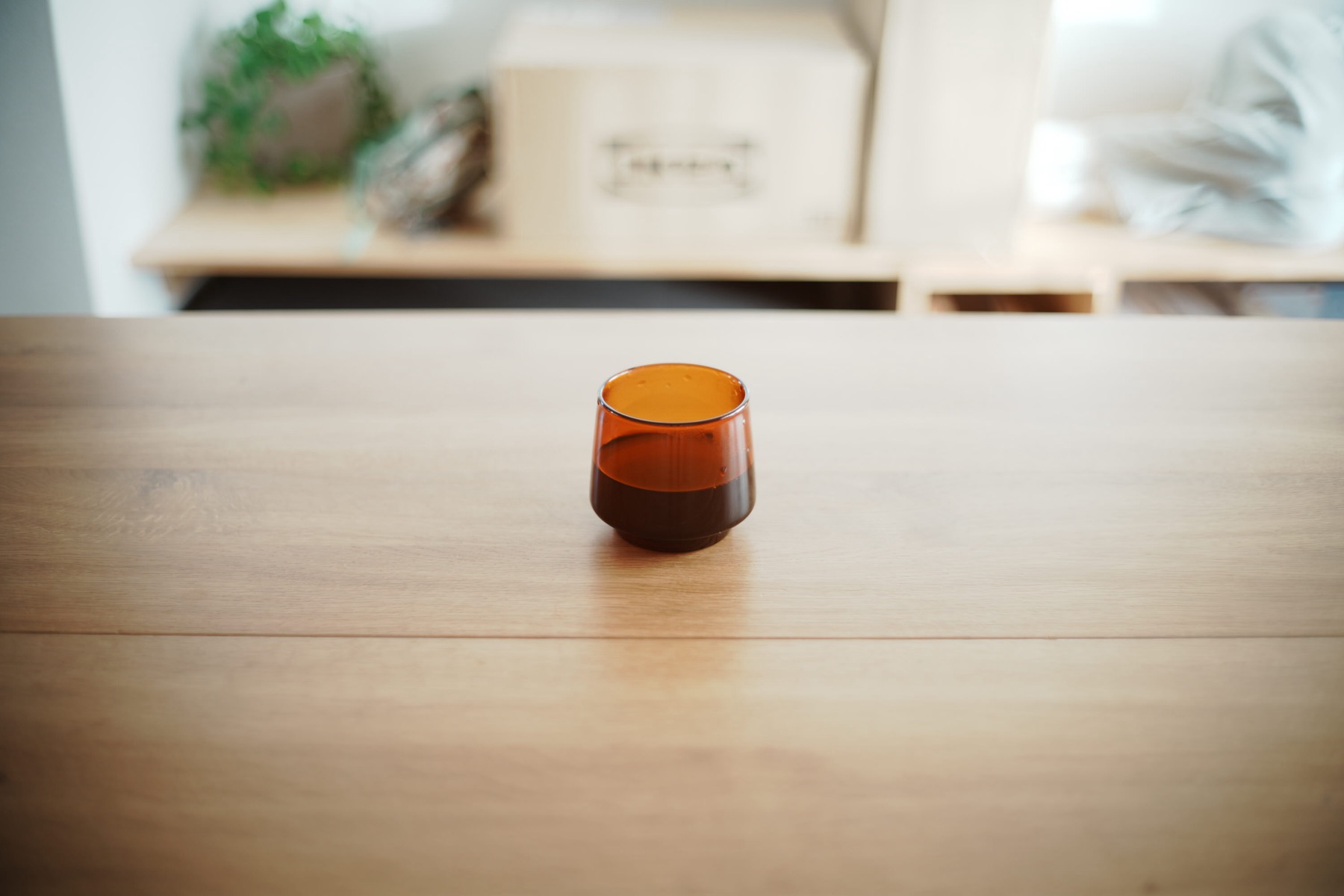 木のテーブルに置かれた一杯のコーヒー